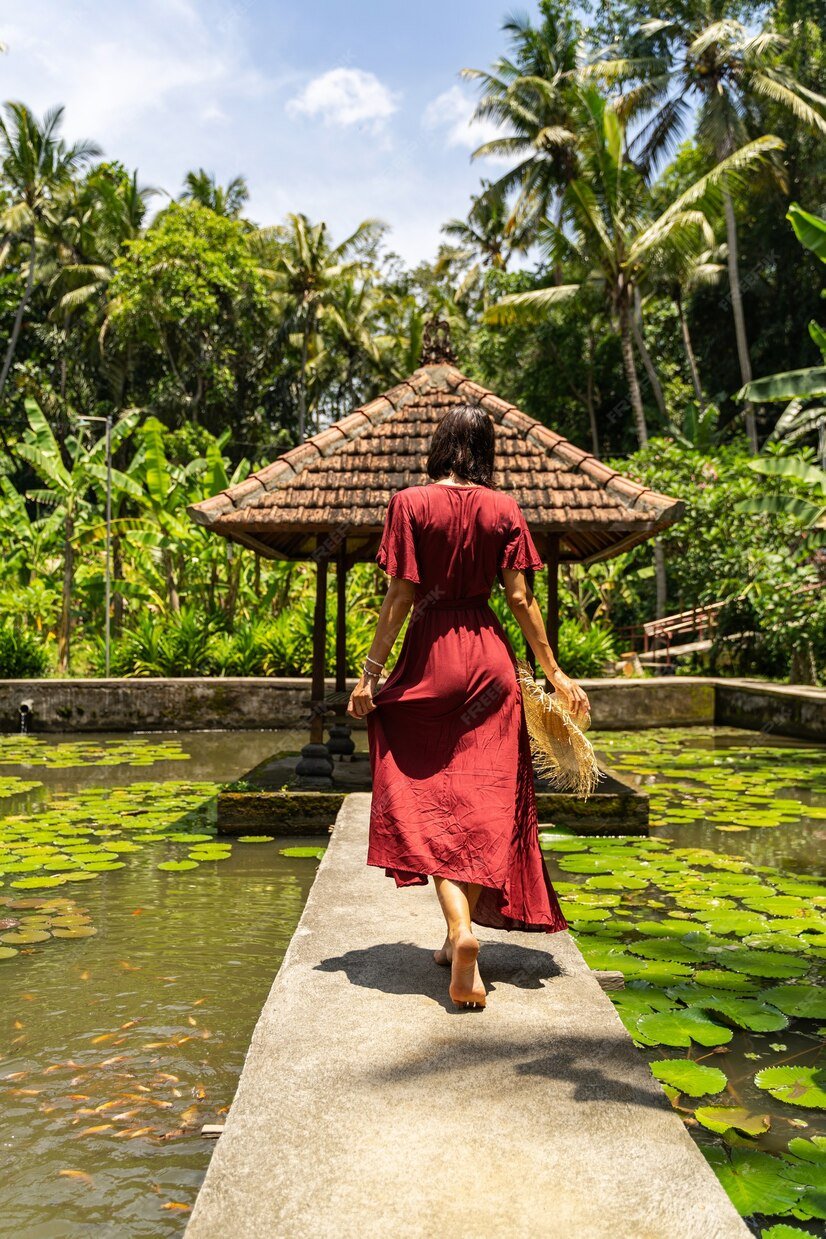 day-relaxation-pleased-brunette-girl-looking-forward-while-enjoying-exotic-nature_317809-3988