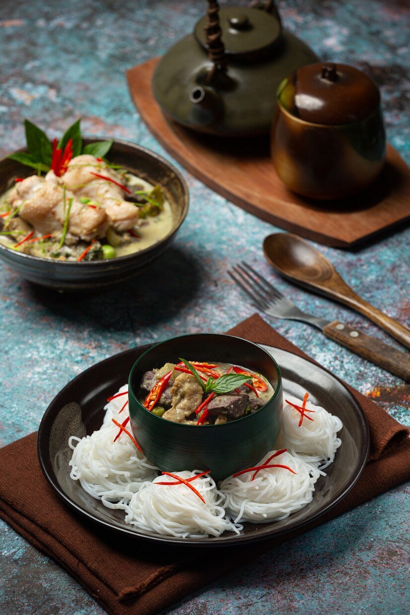 rice-noodles-chicken-green-curry-coconut-milk-thai-food_1150-25315