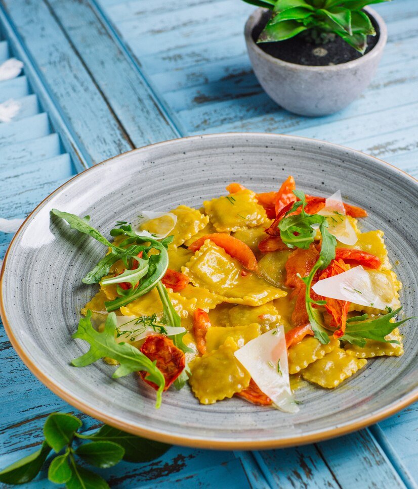 spinach-ricotto-ravioli-with-parmesan-cheese-sundried-tomatoes-arugula_140725-487