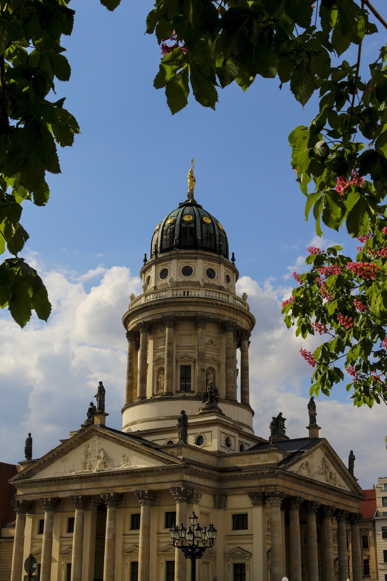 vertical-shot-gorgeous-deutscher-dom-berlin-germany-daylight_181624-49163